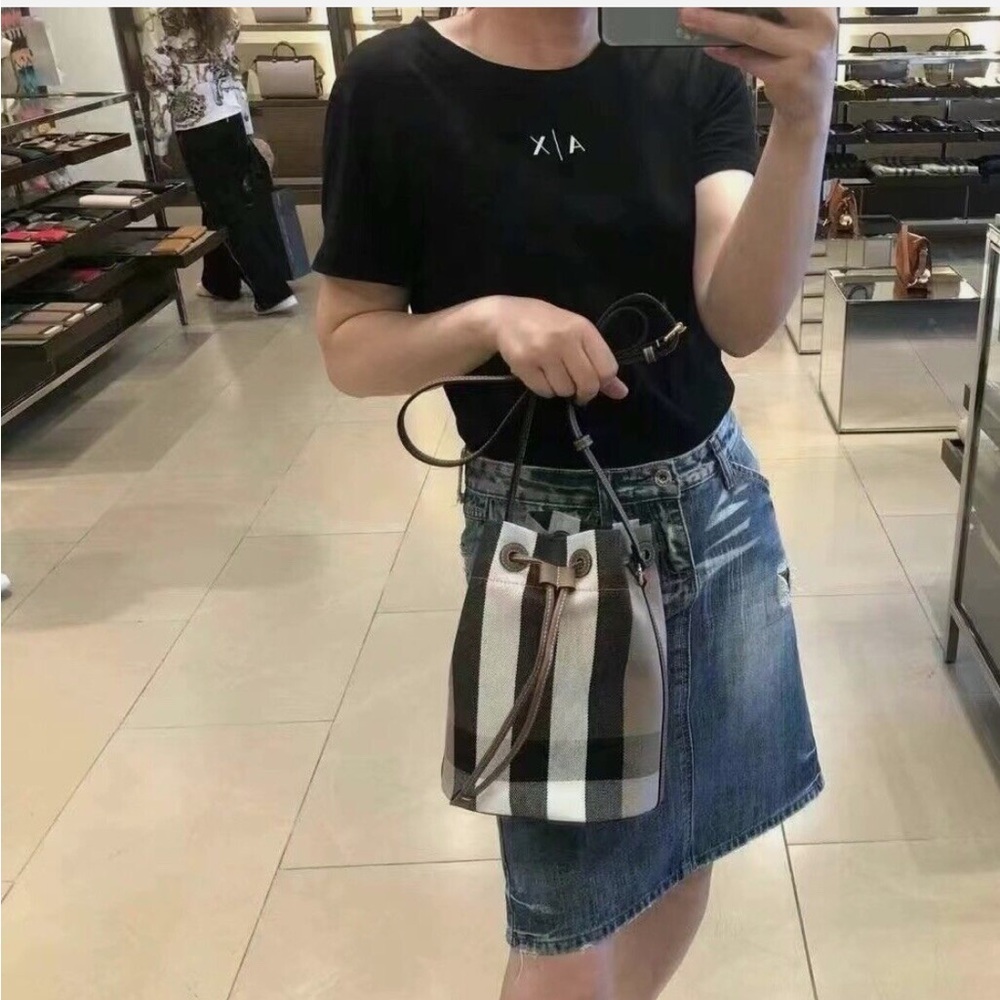 🔥🔥🔥Authentic Burberry Check Bucket - Picture 11 of 12